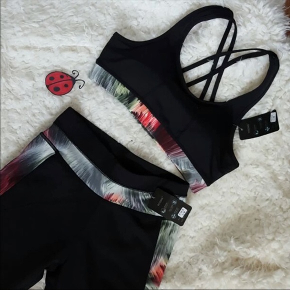 Strappy Sports Bra and Capri Workout Leggings Set - Picture 7 of 8